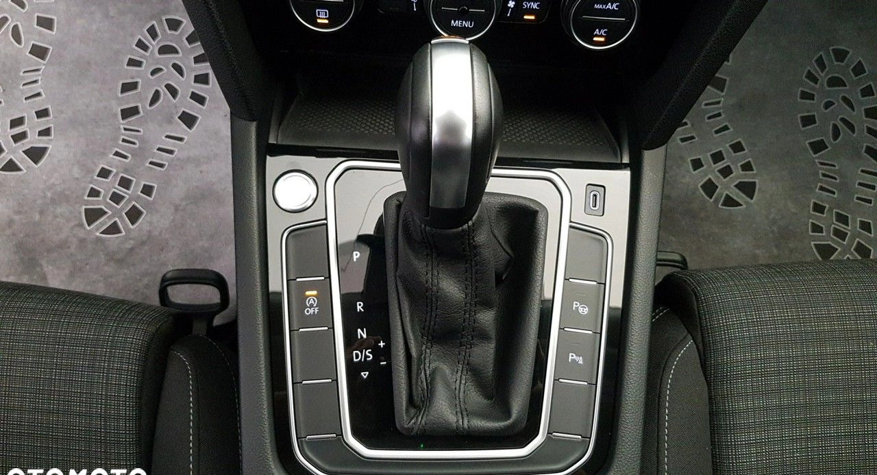 Volkswagen Passat cena 126900 przebieg: 74000, rok produkcji 2019 z Golina małe 562